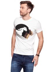 KOSZULKA WRANGLER WESTERN GRAPHIC TEE OFFWHITE W7B94FK02 112131566. Białe t-shirty męskie Wrangler, m, bez wzorów, bez kołnierzyka, bez ramiączek. W wyprzedaży za 39.99 zł.