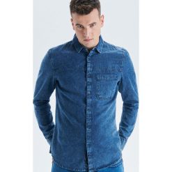 Jeansowa koszula - Niebieski. Niebieskie koszule męskie Cropp, l, bez wzorów, z jeansu, bez kołnierzyka, bez ramiączek. Za 99.99 zł.
