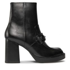 Botki Tamaris. Czarne botki damskie Tamaris, bez wzorów, bez obcasa, na słupku, bez zapięcia. Za 589.99 zł.