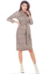 Elegancka kopertowa sukienka w kratę z kołnierzem beżowa. Brązowe sukienki damskie Awama, do pracy, na jesień, m, bez wzorów, z dzianiny, biznesowe, bez kołnierzyka, bez ramiączek, midi, dopasowane. Za 419.00 zł.