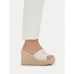 Klapki Calvin Klein. Białe klapki damskie Calvin Klein, bez wzorów, bez obcasa, bez zapięcia. Za 409.99 zł.