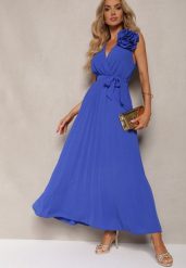 Granatowa Koktajlowa Sukienka Plisowana z Kwiatową Broszką Paskiem i Gumką w Talii Viknna. Niebieskie sukienki damskie Renee, na imprezę, l, bez wzorów, z materiału, eleganckie, bez kołnierzyka, bez ramiączek, maxi, plisowane. Za 69.99 zł.
