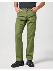 WRANGLER MĘSKIE SPODNIE MATERIAŁOWE TEXAS DUSTY OLIVE 112358215 W121018011. Zielone spodnie materiałowe męskie Wrangler, bez wzorów, z materiału. Za 219.99 zł.