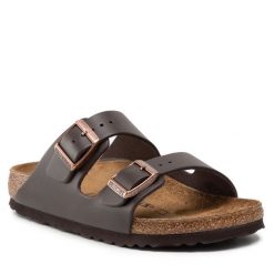 Klapki Birkenstock. Brązowe klapki damskie Birkenstock, bez wzorów, bez obcasa, bez zapięcia. Za 499.99 zł.