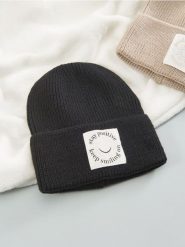 Czapka - czarny. Czarne czapki damskie Sinsay, z aplikacjami, z materiału. Za 19.99 zł.