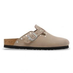 BIRKENSTOCK Boston Rivet LEVE Taupe Klapki damskie. Brązowe klapki damskie Birkenstock, na lato, bez wzorów, z materiału, eleganckie, bez obcasa, bez zapięcia. Za 689.99 zł.