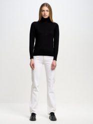 Sweter damski z golfem czarny Charlinka 906. Czarne swetry nierozpinane damskie BIG STAR, l, z aplikacjami, z dzianiny, biznesowe, bez kołnierzyka, bez ramiączek. W wyprzedaży za 139.99 zł.