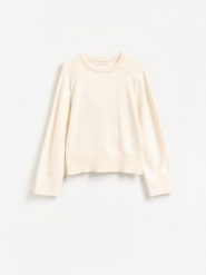 Sweter z domieszką modalu - kremowy. Białe swetry nierozpinane damskie Reserved, l, bez wzorów, z dzianiny, bez kołnierzyka, bez ramiączek. Za 119.99 zł.