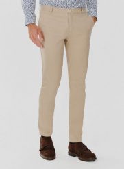 PAKO LORENTE – Gładkie spodnie męskie w kolorze beżowym. Brązowe spodnie materiałowe męskie Pako Lorente, bez wzorów, z bawełny. Za 99.99 zł.