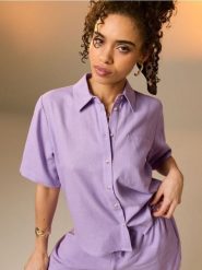 Wiskozowa koszula z krótkim rękawem z domieszką lnu - fioletowy. Fioletowe koszule damskie Sinsay, l, bez wzorów, z wiskozy, bez kołnierzyka, bez ramiączek. Za 39.99 zł.