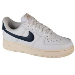 Buty do chodzenia damskie Nike Air Force 1 07 Easyon. Białe obuwie sportowe damskie Nike, bez wzorów, z gumy, bez zapięcia, trekkingowe, Nike Air Force. Za 725.00 zł.