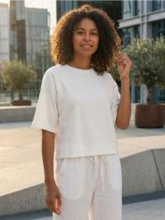 Bluza comfort soft touch z krótkim rękawem z domieszką wiskozy - kremowy. Białe bluzy damskie Sinsay, l, bez wzorów, z dzianiny, sportowe, bez ramiączek, bez kaptura. Za 39.99 zł.