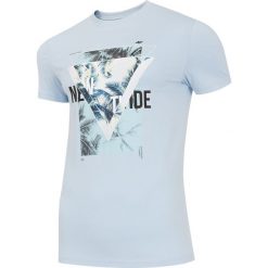 T-shirt męski TSM253 - jasny niebieski. Niebieskie t-shirty męskie 4F, m, bez wzorów, z bawełny, bez kołnierzyka, bez ramiączek. W wyprzedaży za 39.99 zł.