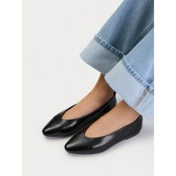 Baleriny JENNY. Czarne balerinki damskie Jenny, bez wzorów, bez obcasa, bez zapięcia. Za 99.99 zł.