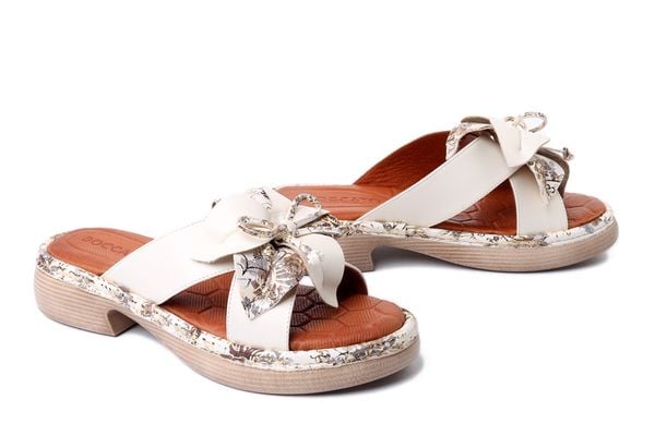 BOCCATO 0158-223.T25 beige, klapki damskie. Brązowe klapki damskie Boccato, na lato, bez wzorów, ze skóry, bez obcasa, na obcasie, bez zapięcia. Za 203.92 zł.