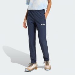 Spodnie Multi Essentials Stretch. Niebieskie spodnie sportowe damskie Adidas, na lato, bez wzorów, z materiału, sportowe, trekkingowe. Za 259.00 zł.