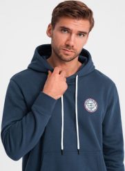 Ombre Męska dresowa bluza kangurka z kapturem i naszywką w stylu college granatowa V2 OM-SSNZ-0144 XL. Bluzy męskie Ombre, m, z aplikacjami, z dresówki, z kapturem. Za 169.99 zł.