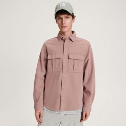 Denimowa koszula regular fit - różowy. Czerwone koszule męskie Reserved, l, bez wzorów, z denimu, bez kołnierzyka, bez ramiączek. W wyprzedaży za 89.99 zł.