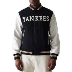 Kurtka varsity New York Yankees Wordmark. Białe kurtki męskie New Era, m, bez wzorów, bez kaptura. W wyprzedaży za 591.50 zł.