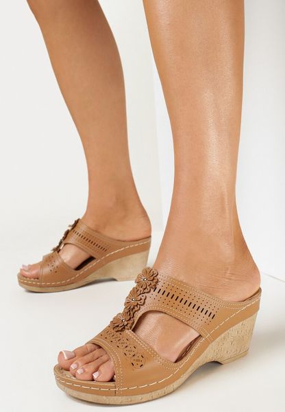 Brązowe Klapki na Koturnie z Odkrytym Noskiem i Ozdobnym Paskiem Luissa. Brązowe klapki damskie Born2be, bez wzorów, bez obcasa, na koturnie, bez zapięcia. Za 59.99 zł.