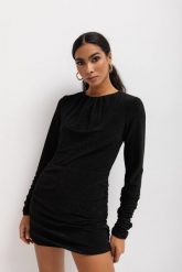 Dopasowana sukienka z marszczeniami w kolorze SHINY BLACK - ALIZEE-S. Czarne sukienki damskie Marsala, na co dzień, s, bez wzorów, z materiału, klasyczne, bez kołnierzyka, bez ramiączek, mini, dopasowane. W wyprzedaży za 49.98 zł.