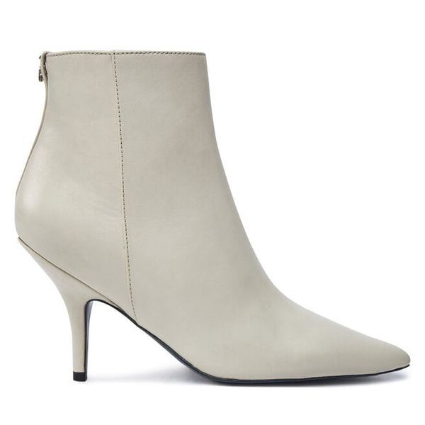 Botki Patrizia Pepe. Botki damskie Patrizia Pepe, bez wzorów, bez obcasa, na szpilce, bez zapięcia. Za 949.99 zł.