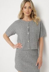 Szary Rozpinany Kardigan z Wełną Ozdobiony Guzikami i Tłoczeniem Ralzeki. Szare kardigany damskie Born2be, bez wzorów, z jeansu, eleganckie, bez kołnierzyka. Za 139.99 zł.