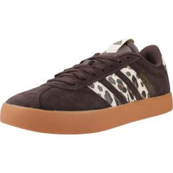 Buty ADIDAS VL COURT 3.0 Brązowy. Brązowe obuwie trekkingowe damskie Adidas, ze skóry, bez zapięcia. Za 299.90 zł.