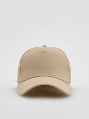 Czapka z daszkiem - beżowy. Brązowe czapki damskie Reserved, bez wzorów. W wyprzedaży za 39.99 zł.