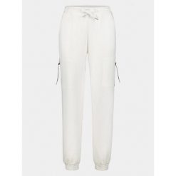 Joggery damskie Luhta Anjala. Białe spodnie dresowe damskie Luhta, bez wzorów, z dresówki, sportowe, na fitness i siłownię. Za 399.00 zł.