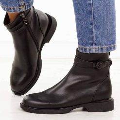 Czarne skórzane botki damskie Filippo Dbt7357/25. Czarne botki damskie Filippo, na jesień, bez wzorów, z jeansu, eleganckie, z okrągłym noskiem, bez obcasa, na płaskiej podeszwie, bez zapięcia. Za 399.00 zł.