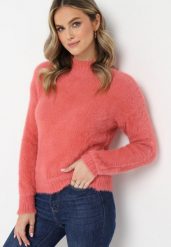 Ciemnoróżowy Sweter z Półgolfem i Dłuższym Włosiem Evassem. Czerwone swetry nierozpinane damskie Born2be, bez wzorów, z dzianiny, bez kołnierzyka, bez ramiączek. Za 64.99 zł.
