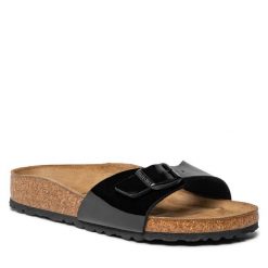 Klapki Birkenstock. Czarne klapki damskie Birkenstock, bez wzorów, bez obcasa, bez zapięcia. Za 399.99 zł.