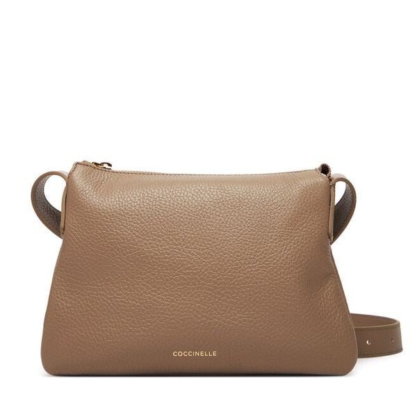 Torebka Coccinelle. Brązowe listonoszki damskie Coccinelle, bez wzorów, bez dodatków. Za 589.99 zł.