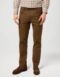 MESKIE SPODNIE WRANGLER GREENSBORO DARK EARTH 112371571. Spodnie materiałowe męskie Wrangler, bez wzorów, z materiału. Za 219.99 zł.