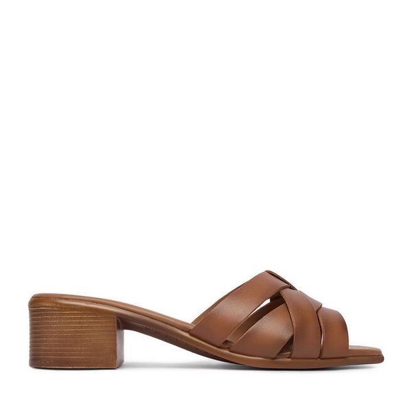 Klapki Lasocki. Brązowe klapki damskie Lasocki, bez wzorów, bez obcasa, bez zapięcia. Za 159.99 zł.