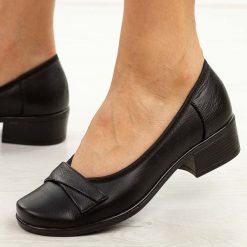 Czarne skórzane Polskie półbuty damskie Gregors 569. Czarne półbuty damskie GREGORS, bez wzorów, ze skóry, bez obcasa, na obcasie, bez zapięcia. Za 349.00 zł.