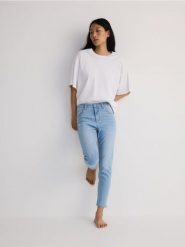 Jeansy push up - niebieski. Niebieskie jeansy damskie Reserved, bez wzorów, z bawełny. W wyprzedaży za 79.99 zł.