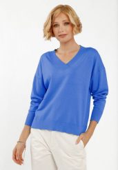 Luźny sweter z dekoltem w serek S-JOY. Niebieskie swetry nierozpinane damskie Volcano, s, bez wzorów, z dzianiny, eleganckie, bez kołnierzyka, bez ramiączek. Za 129.99 zł.