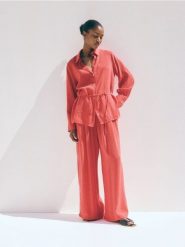 Koszula z modalem - czerwony. Czerwone koszule damskie Reserved, l, bez wzorów, bez kołnierzyka, bez ramiączek. W wyprzedaży za 99.99 zł.