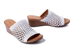 PIAZZA 900150-03 weiss, klapki damskie. Białe klapki damskie Piazza, na lato, w ażurowe wzory, ze skóry, bez obcasa, na koturnie, bez zapięcia. Za 209.93 zł.