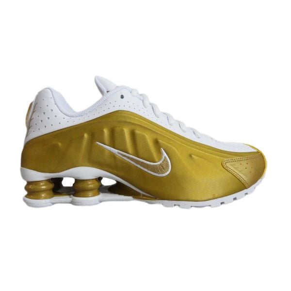 Buty sportowe Nike Shox R4 Metallic Gold White (GS) Złote - CW2626-700. Żółte buty sportowe męskie Nike, bez wzorów, bez zapięcia, do koszykówki. Za 457.70 zł.