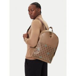 Plecak Guess. Brązowe plecaki męskie Guess, z aplikacjami, młodzieżowe. Za 284.99 zł.