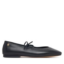 Baleriny Tommy Hilfiger. Czarne balerinki damskie Tommy Hilfiger, bez wzorów, bez obcasa, bez zapięcia. Za 529.99 zł.