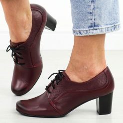 Bordowe Polskie półbuty damskie Gregors 921. Czerwone półbuty damskie GREGORS, bez wzorów, ze skóry, bez obcasa, na obcasie, bez zapięcia. Za 379.00 zł.