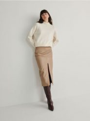Sweter oversize z golfem - kremowy. Białe swetry nierozpinane damskie Reserved, l, bez wzorów, z dzianiny, bez kołnierzyka, bez ramiączek. W wyprzedaży za 39.99 zł.