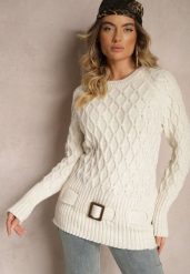 Jasnobeżowy Sweter w Delikatny Splot z Ozdobną Klamrą i Paskiem na Dole Rievea. Brązowe swetry nierozpinane damskie Renee, m, z aplikacjami, z jeansu, biznesowe, bez kołnierzyka, bez ramiączek. Za 99.99 zł.