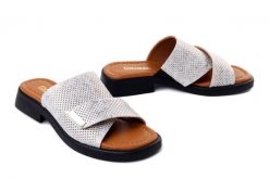 Artiker Relaks 58C2800 biały, klapki damskie. Białe klapki damskie Artiker Relaks, na lato, bez wzorów, bez obcasa, bez zapięcia. Za 219.90 zł.