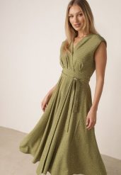 Zielona Kopertowa Sukienka w Kropeczki z Wiskozą Zdobiona Wiązaniem w Talii Nesirite. Zielone sukienki damskie Born2be, na co dzień, l, z aplikacjami, z tkaniny, eleganckie, bez kołnierzyka, bez ramiączek, maxi, dopasowane. Za 99.99 zł.