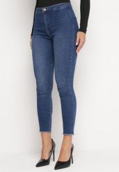 Granatowe Jeansy Skinny z Wystrzępionymi Nogawkami Velesta. Niebieskie jeansy damskie Born2be, bez wzorów, z jeansu, eleganckie, z podwyższonym stanem. Za 74.99 zł.